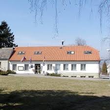 Žije zde přibližně 2 300 obyvatel. Vcelna