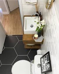 Ausgefallene Fliesen In Einem Winzigen Badezimmer Ausgefallene Badezimmer E 2019 In 2020 Kleiner Duschraum Kleines Haus Badezimmer Badezimmer Umgestalten