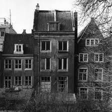 Según mis indagaciones, tanto virtuales como con algunos extranjeros que habían visitado la casa el recorrido está dividido en tres momentos que llamo así: The Anne Frank House When Reality Goes Beyond Fiction Eric Vokel