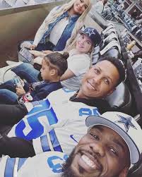 Adolis García y José Leclerc pasándola bien este domingo viendo a los  @somoscowboys. 🫶 (Vía JoseAdolis