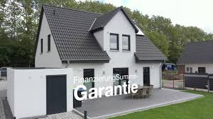 Wir bauen schlüsselfertige massivhäuser mit geprüfter qualität und garantierter bauzeit zu fairen festpreisen. Town Country Haus Musterhaus Schwerin Youtube