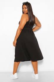 Le tartan, qui évoque le motif des cahiers à petits carreaux et le logo adn, tracé à la craie sur le tableau noir, se déclinent dans un esprit amusant et plein d'humour. Grande Taille Jupe Patineuse Mi Longue Basique En Coton Boohoo