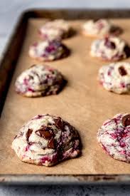 Chocolate Chip Raspberry Cookies On A Baking Sheet Lined With Parchment Paper Recette Dessert Gateaux Et Desserts Nourriture