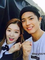 Seperti halnya music bank jakarta yang berlangsung pada tahun 2017, irene dan park bo gum ditunjuk untuk menjadi mc di acara musik yang . Red Velvet Irene Falls Down Flight Of Stairs Rescued By Park Bo Gum