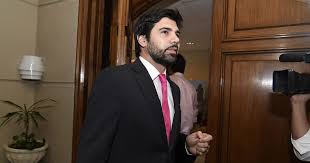 Administrador de empresas y político del partido unión demócrata independiente. Abstencion De Joaquin Lavin Hace Caer Veto De La Moneda