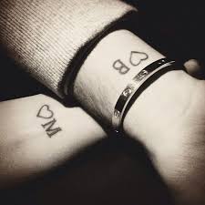 Tatuaje Parejas Corazon Iniciales Tatuaje A Juego Tatuajes A Juego Para Parejas Tatuajes De Parejas