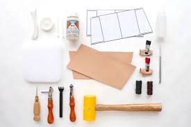 Mengukur, menanda dan membuat garisan pada pola. Lewat 12 Cara Mudah Ini Kamu Bisa Membuat Dompet Kulit Kerenmu Sendiri