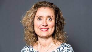 Vera bergkamp (d66) tijdens de beëdiging als lid van de tweede kamer. Zij Aan Zij Prijs Voor D66 Er Vera Bergkamp Het Parool