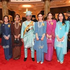 7 Biodata Sifat Yang Di Pertuan Agong Al Sultan Abdullah Of Pahang Yang Korang Perlu Tahu Share Kepada Kawan Kawan Korang Fashion Academic Dress Saree