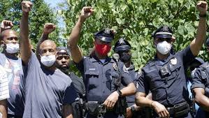 Un'ordinanza del sindaco, che elimina ogni selezione per l'ammissione alla polizia, fa sì che una demenziale fauna di sbandati, insoddisfatti, disoccupati. Scuola Di Polizia A Camden New Jersey La Repubblica