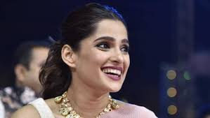 Priya Bapat Shows Us Office Makeup Looks That Are A Big Sell Out Zee5 News Bu pin'i ve daha fazlasini sunil ganpule tarafindan oluşturulan koknastha panosunda bulabilirsiniz. priya bapat shows us office makeup