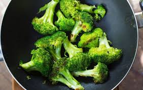 Simple Et Bon Brocolis Sautes A L Ail Et Au Poivre