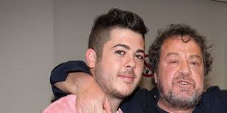 Η ελένη κάνει βόλτα με της. Giannhs Parios To Binteo Toy Gioy Toy Mixahl Apo To Spiti Toys Sthn Paro Etsi Pernoyn Tis Diakopes Toys Zwh Iefimerida Gr