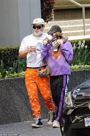 She loves to combine a bucket hat and a fluorescent tracksuit, stylish sneakers and a sweatshirt that she painted. Riverdale Star Kj Apa Embraces Clara Berry In Vancouver After Gushing About Becoming A Father Aktuelle Boulevard Nachrichten Und Fotogalerien Zu Stars Sternchen