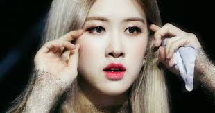 Namun jika diperhatikan lebih dekat, musisi saat diunggah halsey di instagram, demi lovato mengomentari foto dengan menulis, 'ada banyak 'yes' mengenai foto ini, aku tidak tahu di mana harus memulai.' Rose Blackpink Eyes Blackpink Reborn 2020