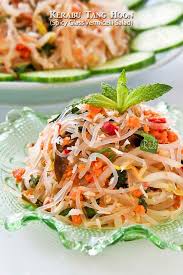 Hari ini saya menyediakan kerabu mangga ala ala thai kerana saya menggunakan kiub tom yam yang menyebabkan rasa kerabu saya seperti tom yam yang memang sangat sinonim dengan thai. Kerabu Tang Hoon Spicy Glass Vermicelli Salad Roti N Rice