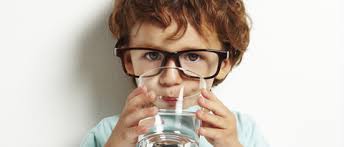 Manger à heure fixe, éviter autant que possible les effets grignotages et ne plus manger lorsqu'on est rassasié. Quelle Quantite D Eau Un Enfant Doit Il Boire