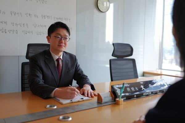 부동산 명도소송 관련 법률 상담 진행 모습, AI generated