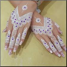 Secara sekilas, desain henna ini tampak mudah ditiru. Amazing White Mehndi Designs 2021 Collection For Hands Feet