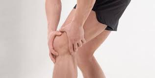 تمزق الأربطة والتورم من أعراض الماء على الركبة