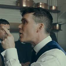 Una semplice ricerca del termine taglio di capelli peaky blinders produce infiniti articoli su come richiedere il taglio alla tommy shelby . Tommy Shelby Peaky Blinders Peaky Blinder Haircut Peaky Blinders Hair Tommy Shelby Hair