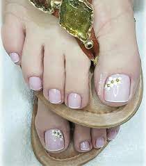 Decoracion de uñas para pies faciles 2019 , aprende con nosotros como tener unos diseños de uñas hermosos , ademas aprenderas hacer este us un truco muy sencillo y eficaz , lo que hacemos es frotar vaselina alrededor de las uñas antes de empezar a pintar , esto crear una barrera entre el. Unas De Pies Unas De Pies Sencillas Disenos De Unas Pies Unas De Los Pies Bonitas