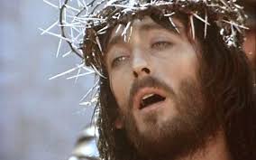 Iisus din nazaret si pana la contoversatul patimile lui hristos 2004 figura lui iisus apare intr o puzderie de filme mai mult sau mai putin credibila. Imaginea Lui Iisus L A UrmÄƒrit De Atunci Incontinuu Robert Powell Actorul Din Filmul Iisus Din Nazareth Ganduri Din Ierusalim