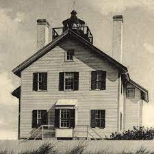 De nombreuses personnes se rendent à ce phare historique pour entendre les histoires locales. Bass River Lighthouse Dennis Historical Society