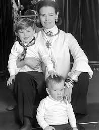 Anderson Cooper With Gloria Vanderbilt And Carter Cooper 1969 Gloria Vanderbilt Gloria Vanderbuilt Anderson Cooper