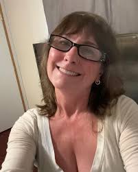 Laura Mounce's Instagram, Twitter & Facebook