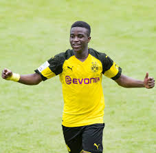 Viel wurde über ihn geredet und sein wahres alter spekuliert. Bvb Nur Verletzungen Konnen Youssoufa Moukoko Stoppen Welt
