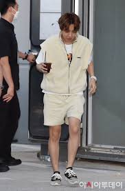 Big hit was near bankruptcy at that time so . Jhope Leaving Bangbangcon The Live Bts News Updates Facebook