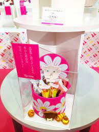 Jan 13, 2021 · 「tartine（タルティン）」はタルトを中心にチョコレートや焼菓子が人気のスィーツブランドです。美味しいだけでなく、おしゃれでかわいいパッケージで人気を集めています。現在唯一の常設店、東武百貨店池袋店は連日行列ができ混雑しているそうですよ äººæ°—æ²¸é¨°ã® ã‚¿ãƒ«ãƒ†ã‚£ãƒ³ ãŒé˜ªç¥žç™¾è²¨åº—ã«ç™»å ´ ã‚ªãƒ¼ãƒ‰ãƒªãƒ¼ä¸¦ã¿ã®äººæ°—ã¶ã‚Šã§å®Œå£²