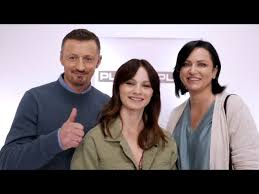 Popularność zyskała dzięki nienagannym stylizacjom, uśmiechowi i wspieraniu adama w najważniejszych momentach. Adam Malysz Z Rodzina W Reklamie Play Zajrzyj Za Kulisy Making Of Youtube
