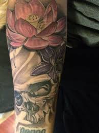 Envie de vous faire un tatouage bras homme tete de mort ? Modele Tatouage Bras Fleur De Lotus Rose Et Tete De Mort Tatouage Femme