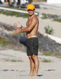 Orlando Bloom S Shirtless Beach Day Will Make Your Monday Completely Bearable Orlando Bloom Shirtless Entertainment News Celebrities