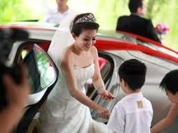 After a short round of prayers, lee's sons datuk lee yeow chor and lee yeow seng, their spouses and his grandchildren were called forth by the funeral directors to perform the customary bows in front of his coffin. Lee Yeow Seng Wife Malaysian Minister Yeo Bee Yin Laughs Off Speculation Yeow Seng Lee Is Member Of Bar Of England Wales And On The Board Of 12 Other Companies Goodamaek