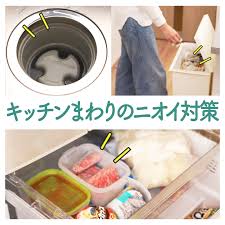 排水口のニオイ対策 1 氷を用意する 2 排水口のゴミ受けを取り外し 氷を入れる シンクを使用しない夜の時間帯に氷を入れると 朝にかけてニオイの繁殖を防止してくれます 氷を入れる直前にお湯をかけると ニオイ菌を殺菌してくれるのでより効果的です