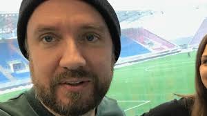 Bernt hulsker er og besøker sin gamle reisekamerat og venn i start. Hvem Stjal Gullmedaljen Til Bernt Valerenga