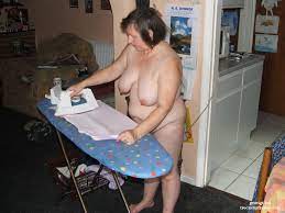 Reife Ehefrau macht nackt Ihre Hausarbeiten - Oma Porno Foto