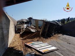 Incidente stradale nel ragusano, sulla strada provinciale tra comiso e santa croce (ansa). Grave Incidente Sulla Siena Firenze Le Foto Radiosienatv