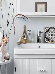 Silveran Talleviken Tvattstallsskap Med Tva Dorrar Granskar Tvattstallsblandare Silveran Spegelskap Gunnern Pelarbord Pomp Lykta Lj Own Styling Ikea