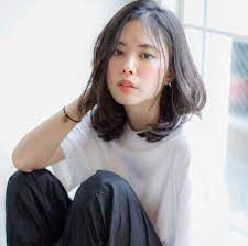 黒髪ミディアムで大人の魅力を パーマからアレンジまでお洒落なヘアスタイル特集 folk ヘアスタイリング 中髪 ミディアム 黒髪