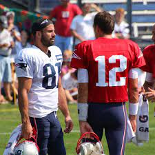 New Patriots Wr Ericdecker Has Been Chatting With Tombrady And The Other Receivers Quite A Bit Trainingcamp Eric Decker New England Patriots Doug Baldwin