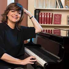 The original british version of the show is still aired around the world on bbc entertainment.the game begins with a team of eight or nine contestants who take. Aos 57 Anos Julia Pinheiro Concretiza Sonho De Infancia Sinto Me Tao Feliz Com Este Pequeno Prazer Celebridades Magg