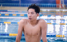 2021東京奧運帥哥：王冠閎 （台灣游泳選手） 年僅19歲的王冠閎，現效力於國際游泳聯盟卡利神鷹隊，多次代表中華台北參與國際賽事，加上韓系單眼皮外貌與精實身材，讓他瞬間成了熱搜的台灣游泳界小天菜。 延伸閱讀： 2021東京奧運直播線上看! Hdy æ¸¸æ³³ çŽ‹å† é–Ž