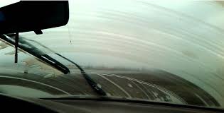 Pastikan anda menggunakan pancuran air untuk membasahkan cermin terlebih dahulu sebelum membersihkan habuk dan kotoran yang ada pada cermin. Akibat Guna Sabun Cuci Pinggan Sebagai Campuran Air Wiper Ini Yang Jadi Pada Cermin Kereta