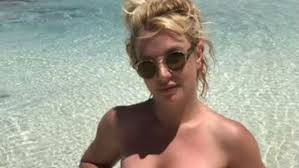 Britney spears ist in erster linie für ihre beeindruckende musikalische karriere bekannt, machte aber auch immer wieder schlagzeilen mit diversen eskapaden . Im Paradies Feiern Britney Spears Setzt Neue Freiheit Mit Nacktfotos In Szene Tiroler Tageszeitung Online Nachrichten Von Jetzt