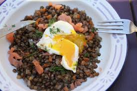 La Salade De Lentilles Au Saumon Fume Et œuf Poche Debobrico Salade Lentilles Saumon Salade De Lentilles Saumon Fume