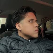 Alexis Kay's Instagram, Twitter & Facebook